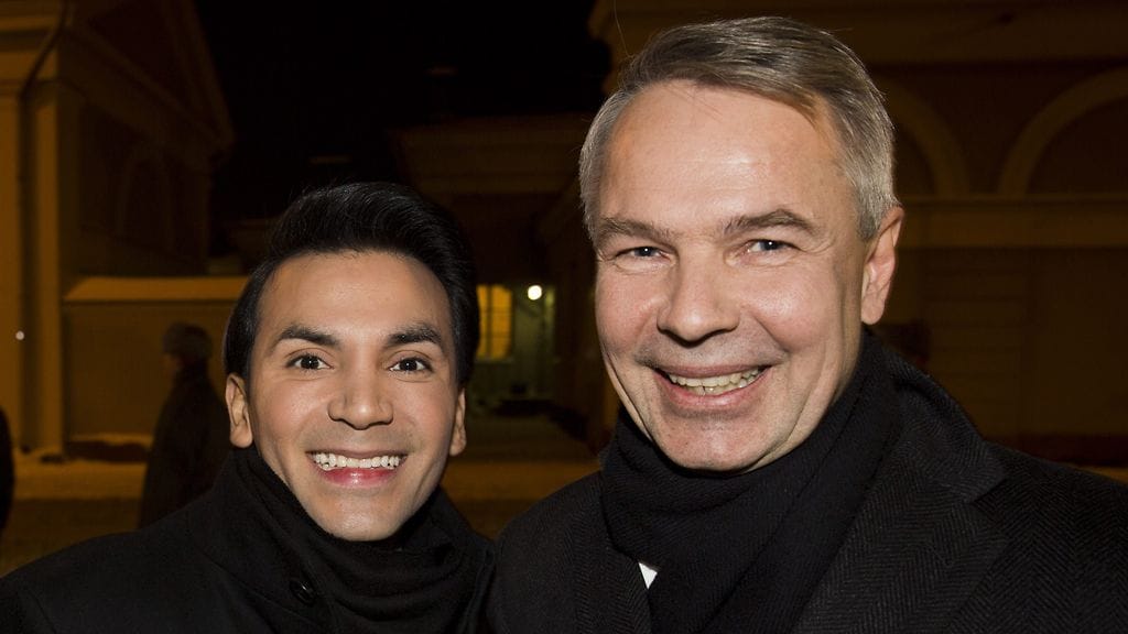 Antonio Flores ja Pekka Haavisto saapumassa itsenäisyyspäivän vastaanotolle Presidentinlinnaan Helsingissä 6. joulukuuta 2012.