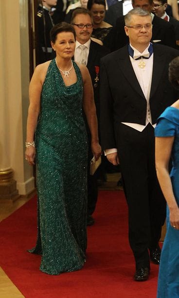 Anne Pesonen Katri Niskasen helmikirjaillussa asussa.