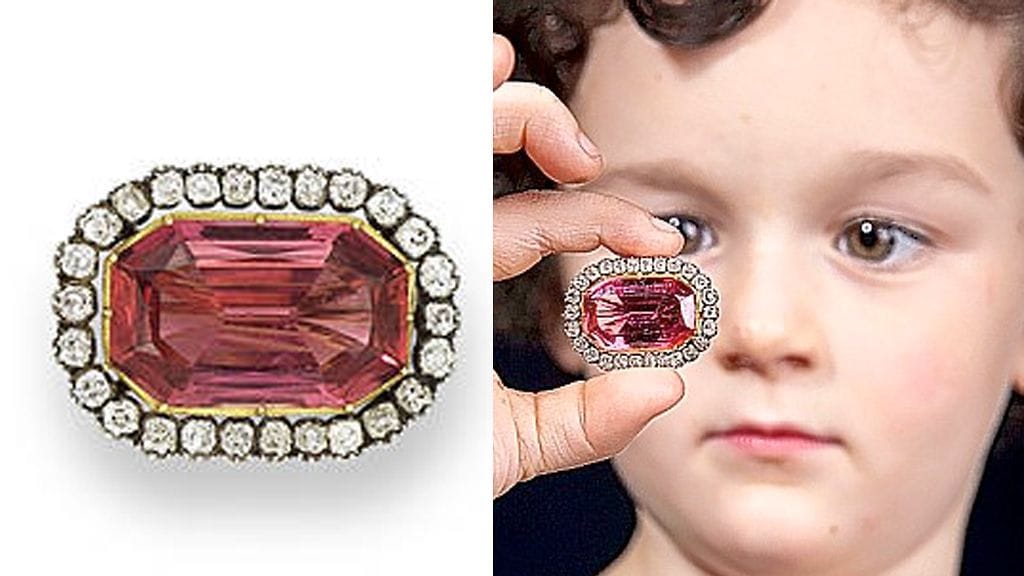 Brittinaisen romukaupasta ostama rintakoru paljastui myöhemmin tuhansien puntien arvoiseksi. Kuva: Huutokauppatalo Bonhams/Daily Mail.