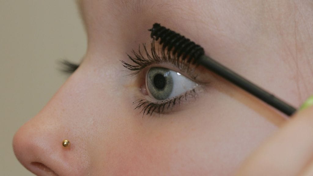 Tyttö meikkaa silmiään. Kuvituskuvaa, kuvan henkilö ei liity juttuun.