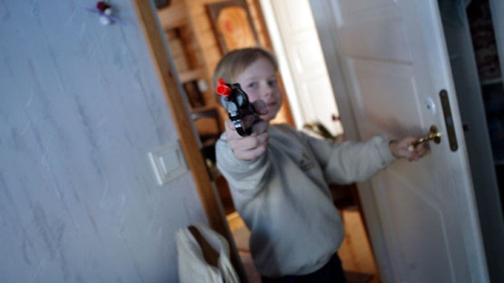 Poikalapsille ei myydä entiseen tapaan leikkipyssyjä eikä muitakaan leluja. Pojat toivovat joulupukilta yhä useammin atk-tuotteita ja tietokonepelejä.