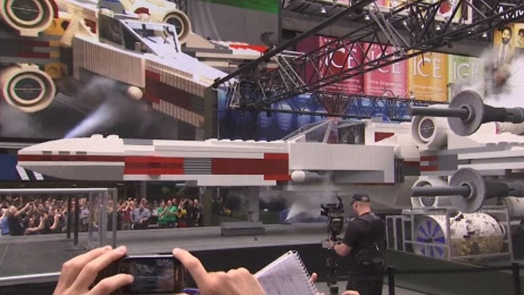 Jos omistat yli 5 miljoonaa legopalikkaa, voit yrittää rakentaa tällaisen. Kuvakaappaus APTN:n videosta.