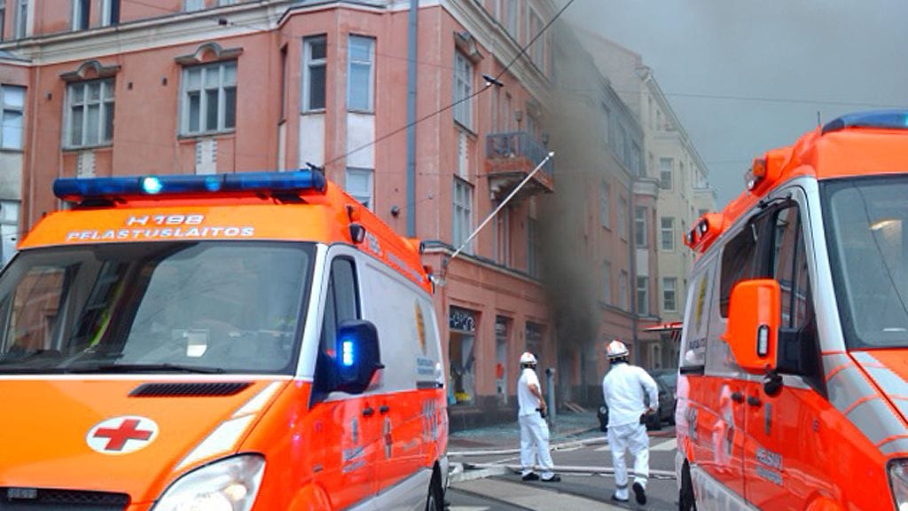 Helsingissä sattui tänään räjähdys sukellusliikkeessä Hietalahdenkadun ja Kalevankadun kulmassa. Kuva: Scoopshot/Topi Kairenius