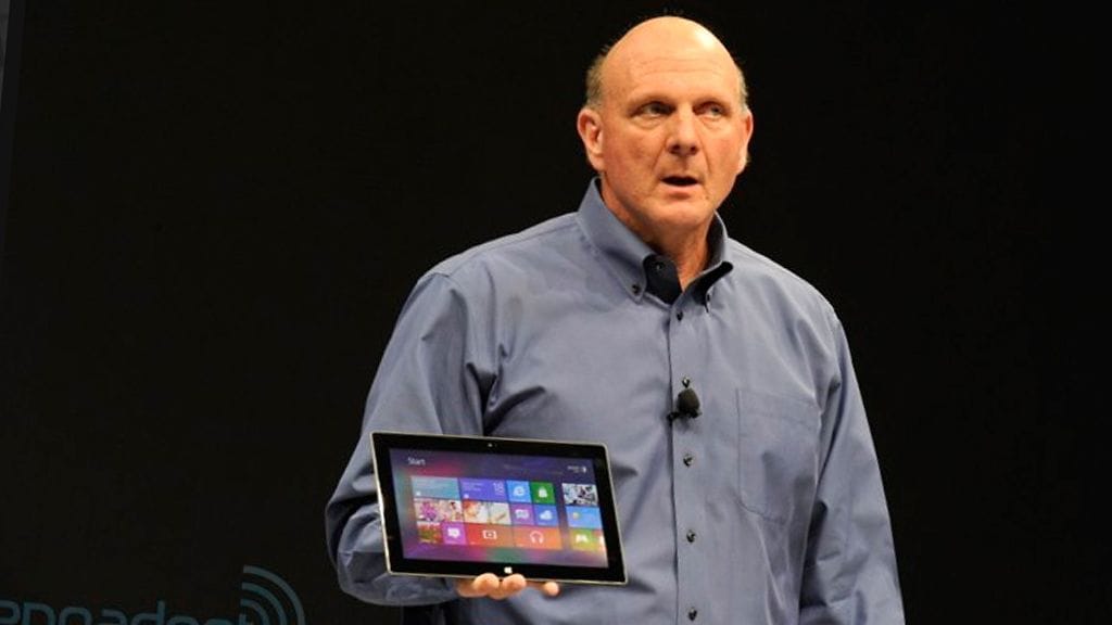 Microsoftin johtaja Steve Ballmer esittelee Surface-tabletkonetta. Kuvakaappaus Engadgetin sivuilta.