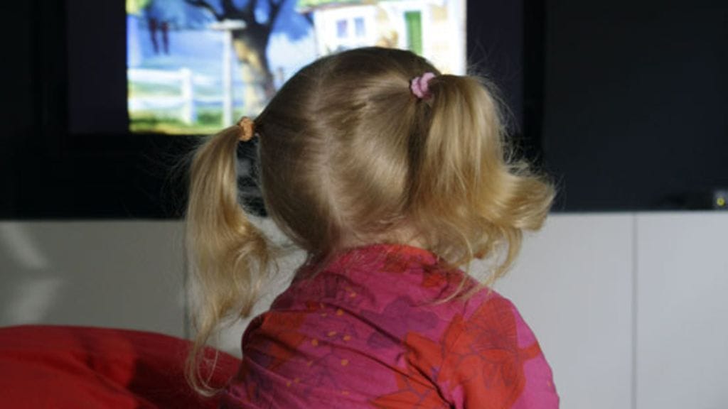 Lapsi katsoo televisiota.
