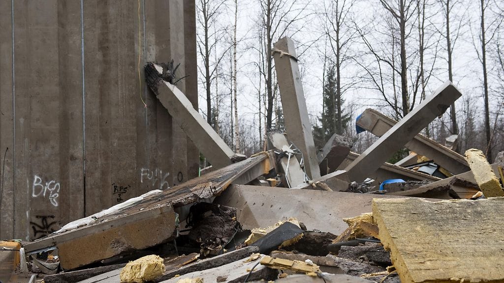 Kangasvuoren vesitornin betoninen ylävesisäiliö romahti maahan lauantaiaamuna 3. marraskuuta 2012 aamulla kello kuuden jälkeen.