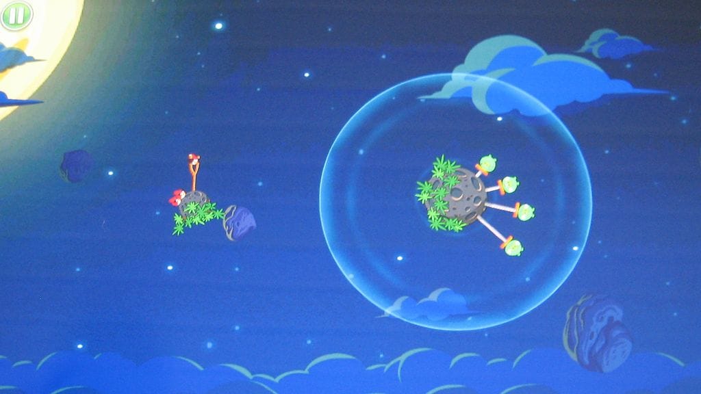 Angry Birds Space -pelissä vihaiset linnut moukaroivat pahoja possuja pikkuplaneettojen painovoimakentissä. Kuva: Jari Heikkilä
