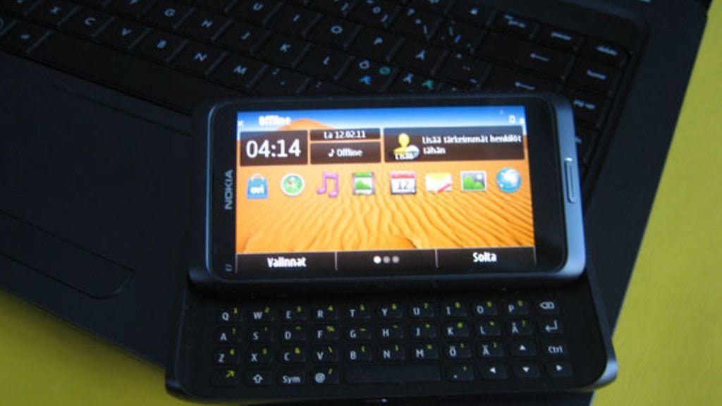 Nokia E7 ja kannettava tietokone