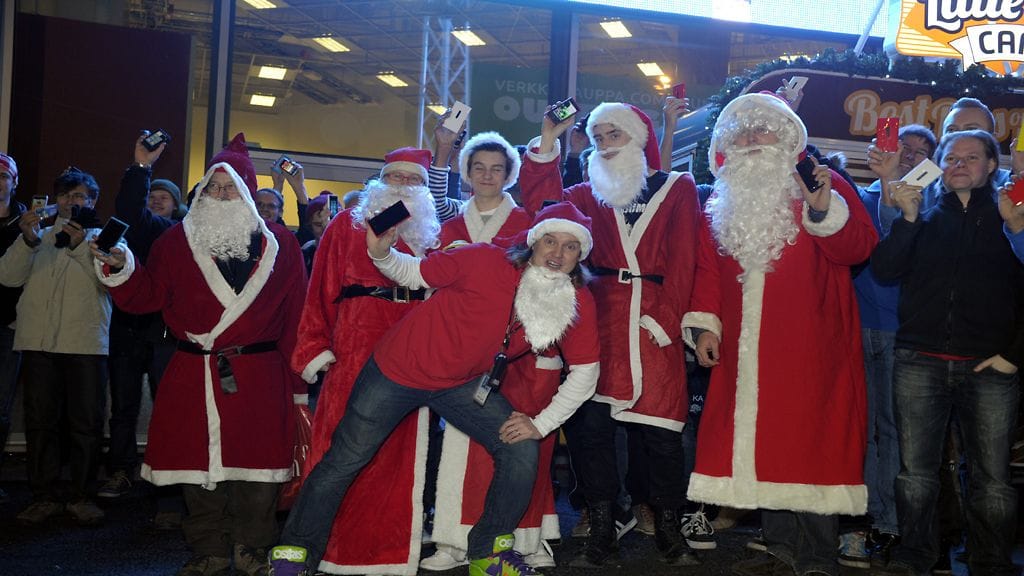 Joulupukiksi pukeutuminen toi kinkun.