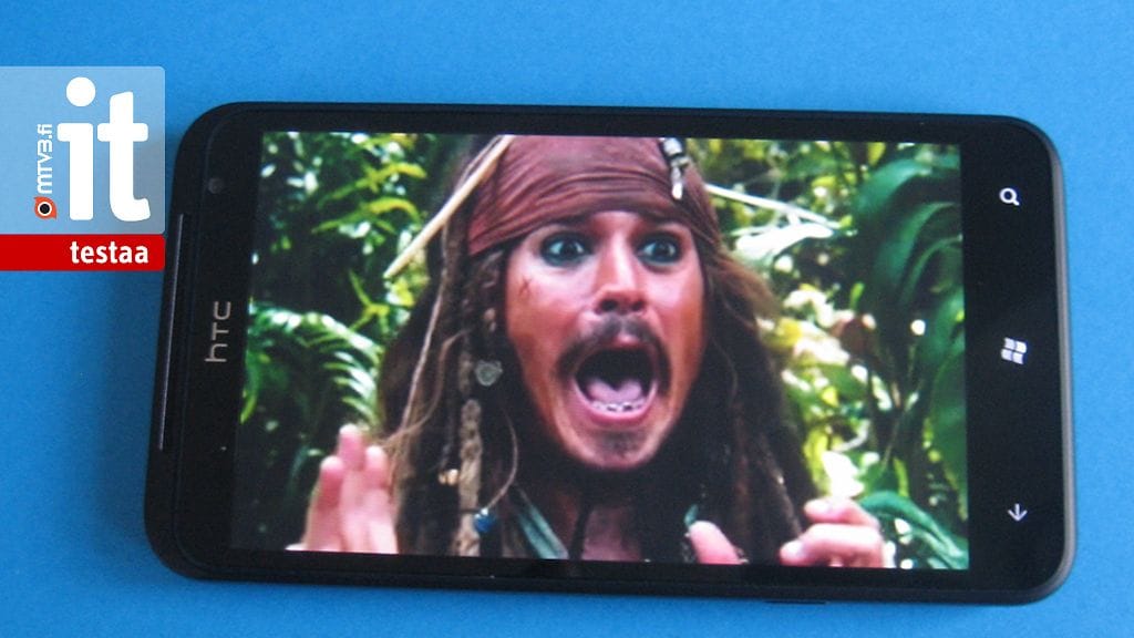 HTC Titanin valtava 4,7 tuuman näyttö saa raavaankin miehen hihkumaan innosta.