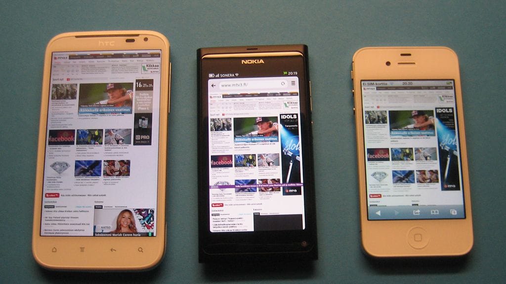 Apple iPhone 4S, Nokia N9 ja HTC Sensation XL Kuva: Jari Heikkilä