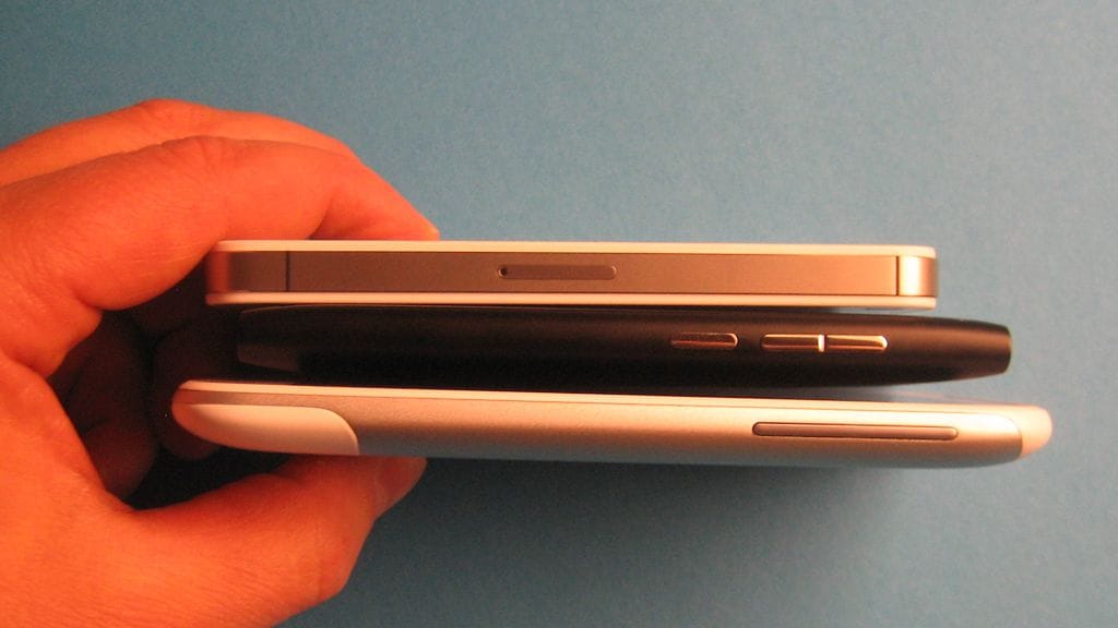 Apple iPhone 4S, Nokia N9 ja HTC Sensation XL Kuva: Jari Heikkilä