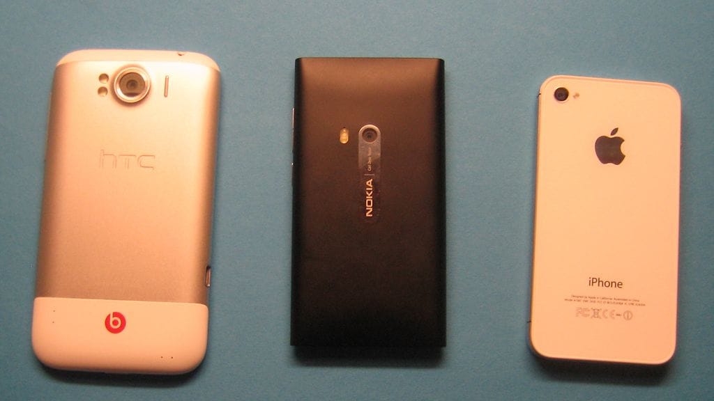 Apple iPhone 4S, Nokia N9 ja HTC Sensation XL Kuva: Jari Heikkilä