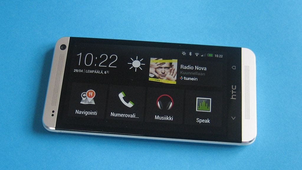 Kuvassa HTC:n tämänhetkinen One-lippulaivakännykkä.