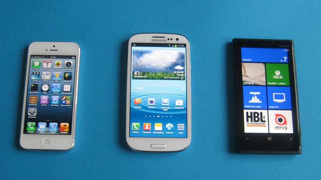 Applen iPhone5, Samsungin Galaxy S3 ja Nokian Lumia 920.