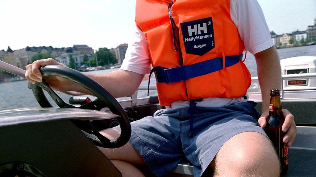 Vesiliikennejuopumukseen syyllistyy, jos ohjaa alusta tai toimii aluksen kulun turvallisuuteen vaikuttavissa tehtävissä yli promillen humalassa.