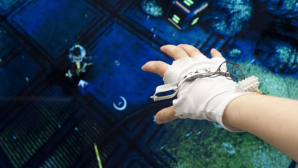 Hansikas auttaa, kun etsitään esineitä monimutkaisista näkymistä, kuten kirjastojen, varastojen tai suurmyymälöiden hyllyistä.