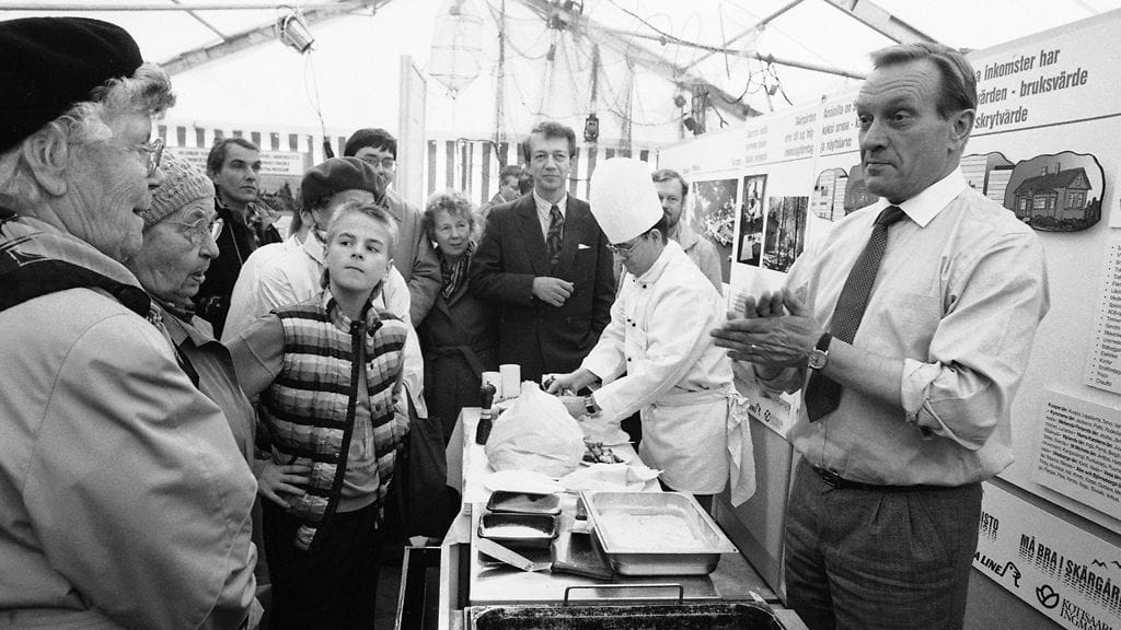 Harri Holkeri paistamassa ja syömässä silakkaa saaristokuntien PR-kampanjateltassa Kauppatorilla, kampanja "Hyvän elämän saaristo".