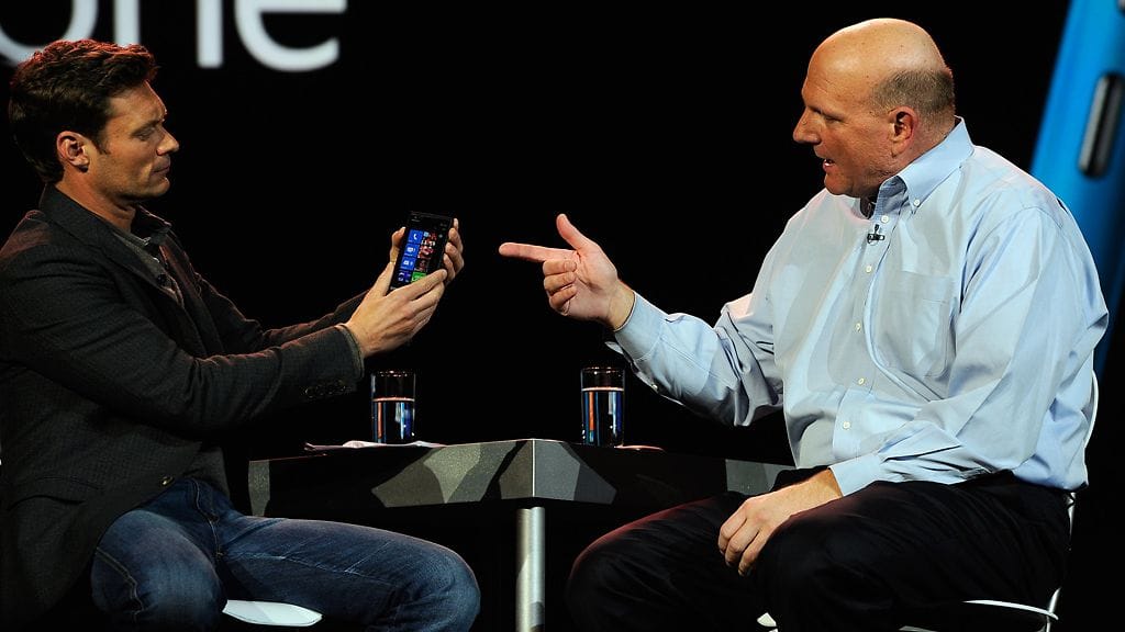 Steve Ballmer tilaisuuden juontajan kanssa Las Vegasissa.