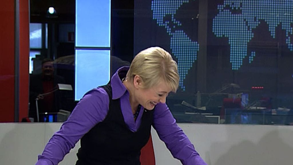 Kirsi Alm-Siira nousee ylös tuolilta putoamisen jälkeen.