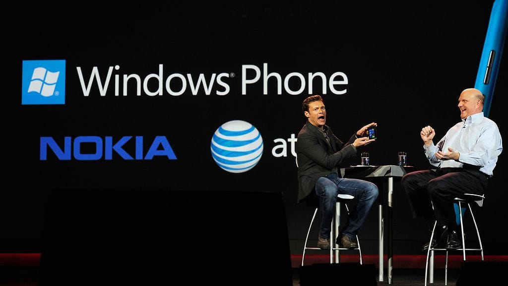 Steve Ballmer tilaisuuden juontajan kanssa Las Vegasissa.