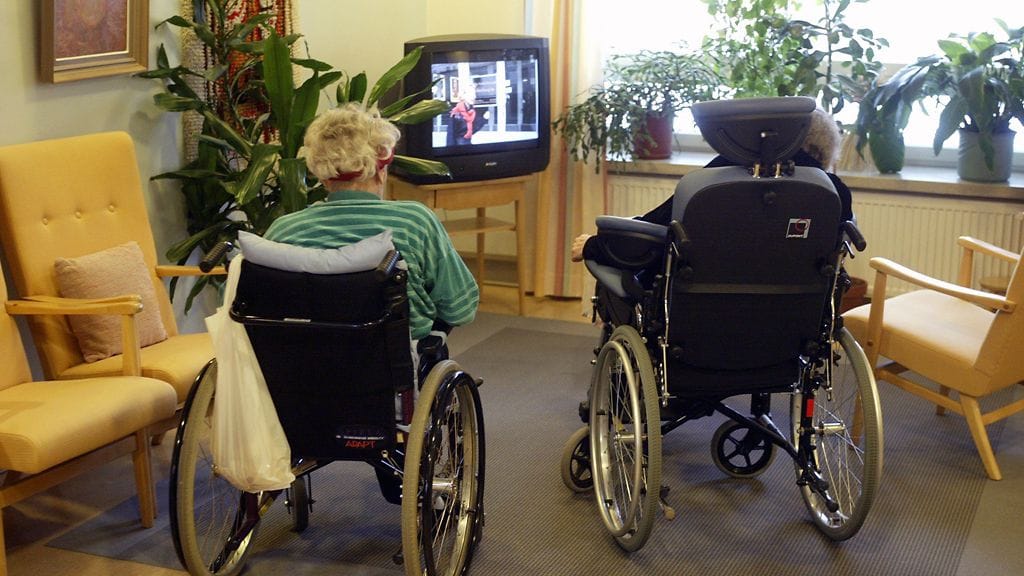 Talon yhteisissä tiloissa asukkaat voivat katsoa televisiota vapaasti.