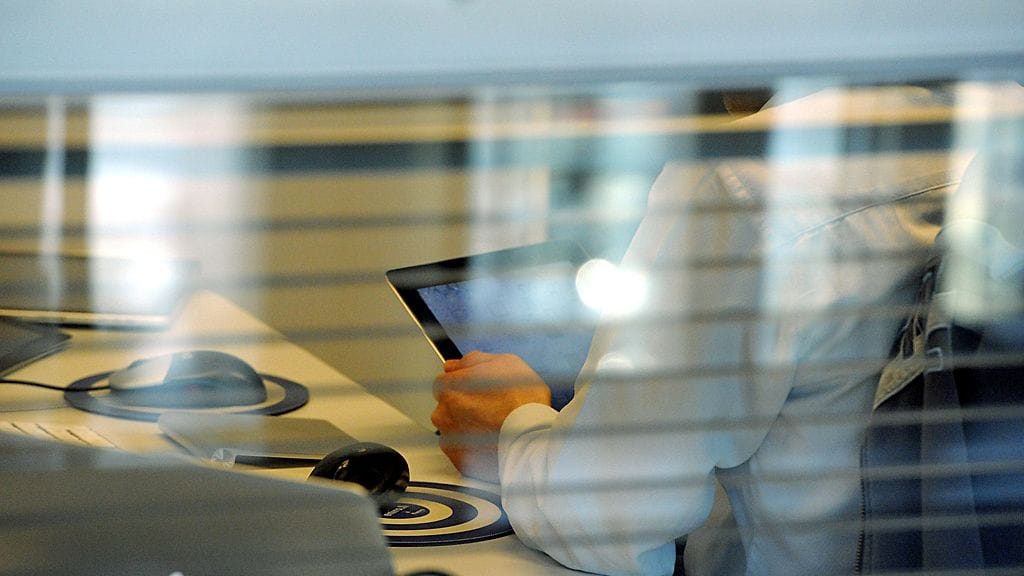 Tuoreen tutkimuksen mukaan teollisuuden työntekijät nukkuvat ja voivat paremmin työskennellessään 12 tunnin vuoroissa kahdeksan tunnin sijasta.