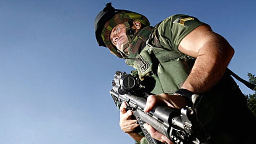 Vääpeli Tenhunen osallistui tiistaina 7. elokuuta 2007 Porin Prikaatissa pidettyyn tiedotustilaisuuteen ISAF-operaatin vaihtohenkilöstön koulutuksesta. Porin Prikaatin Kriisinhallintakeskus kouluttaa suomalaista vaihtohenkilöstöä Afganistanissa käynnissä olevaan ISAF-operaatioon. Kuva: Lehtikuva