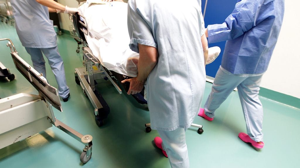 Ruotsalaismies lähetettiin sairaalasta kotiin murtuneen niskan kanssa. Kuvituskuva.