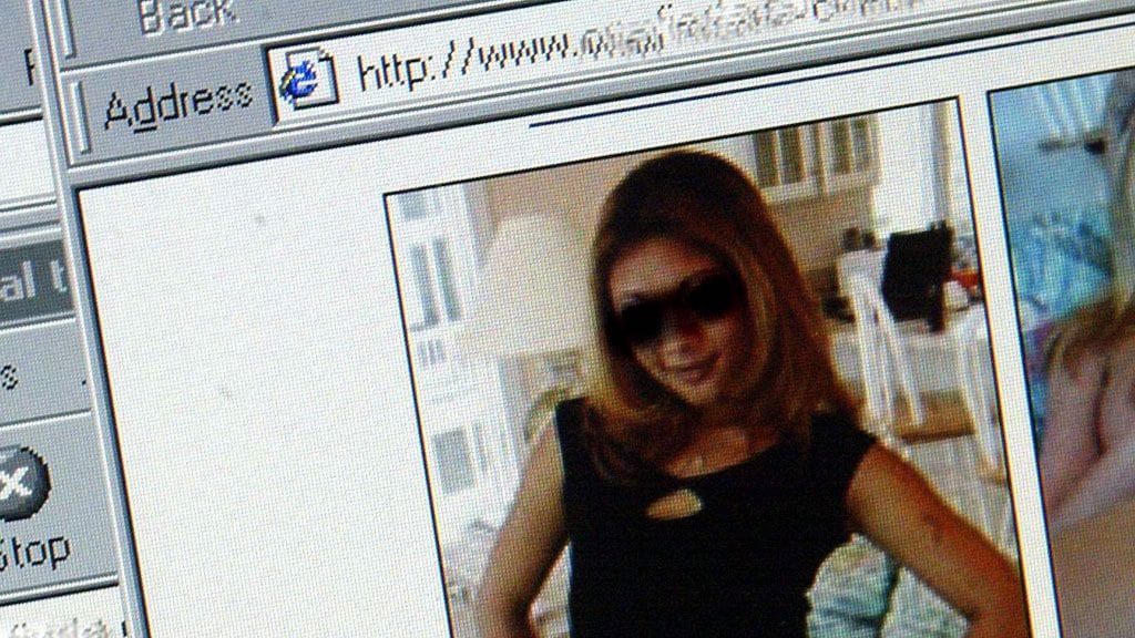 Kostopornolla tarkoitetaan muun muassa alastonkuvia, joita on julkaistu ilman kohteen lupaa.