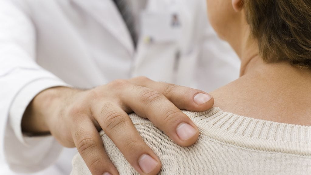 Lääkäri tuli yöllä sopimatta naisen kotiin ja kosketteli tätä eri puolilta kehoa.