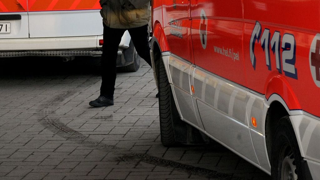 Vuonna 1970 syntynyt turkulainen tekijä kuljetettiin Turun pääpoliisiasemalle kiinniotettuna pahoinpitelyyn epäiltynä. Uhria epäillään virkamiehen vastustamisesta.