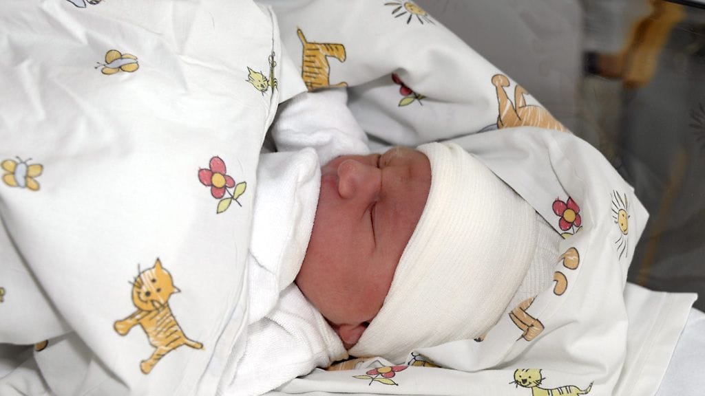 Puolen päivän ikäinen tyttövauva Helsingin Kätilöopistolla. Kuvituskuva, ei liity tapaukseen.