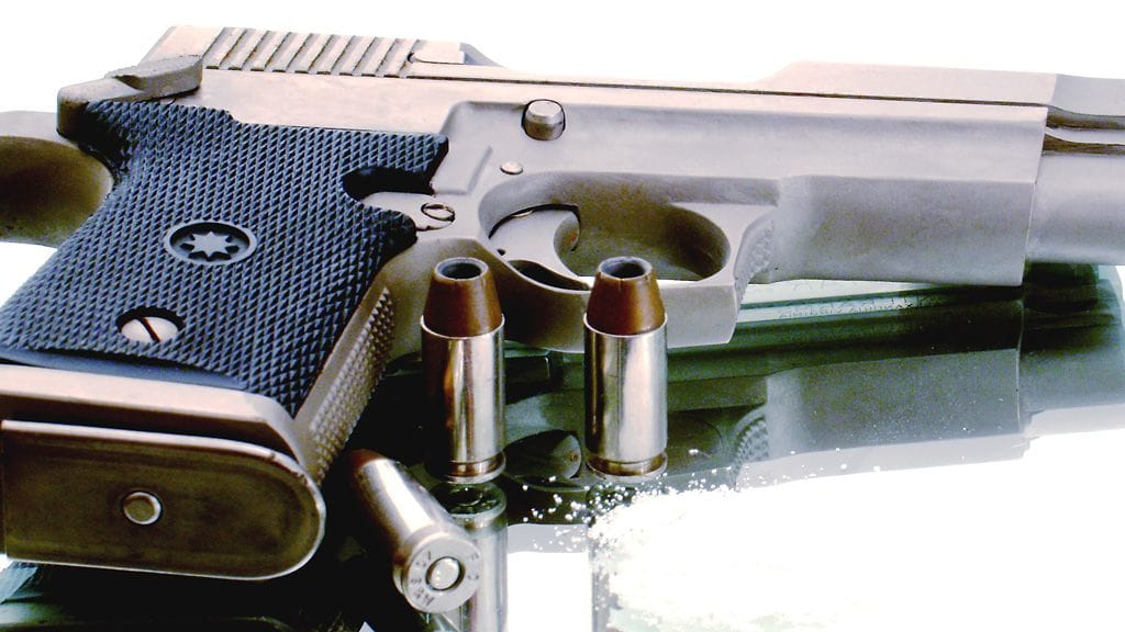 Varsinkaan räjähteitä ei pidä lähteä kuljettamaan itse.