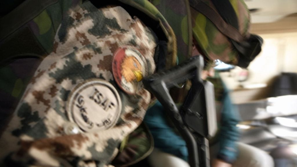 Suomalainen rauhanturvaaja Pasi-ajoneuvon kyydissä Afganistanissa.