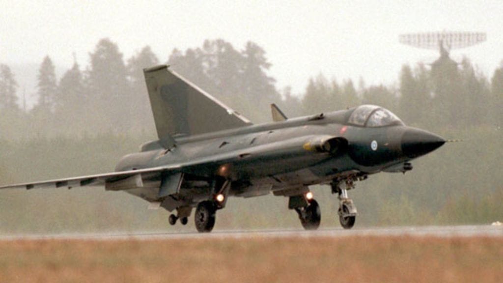 Draken-hävittäjä Tikkakosken kentällä v 1994.
