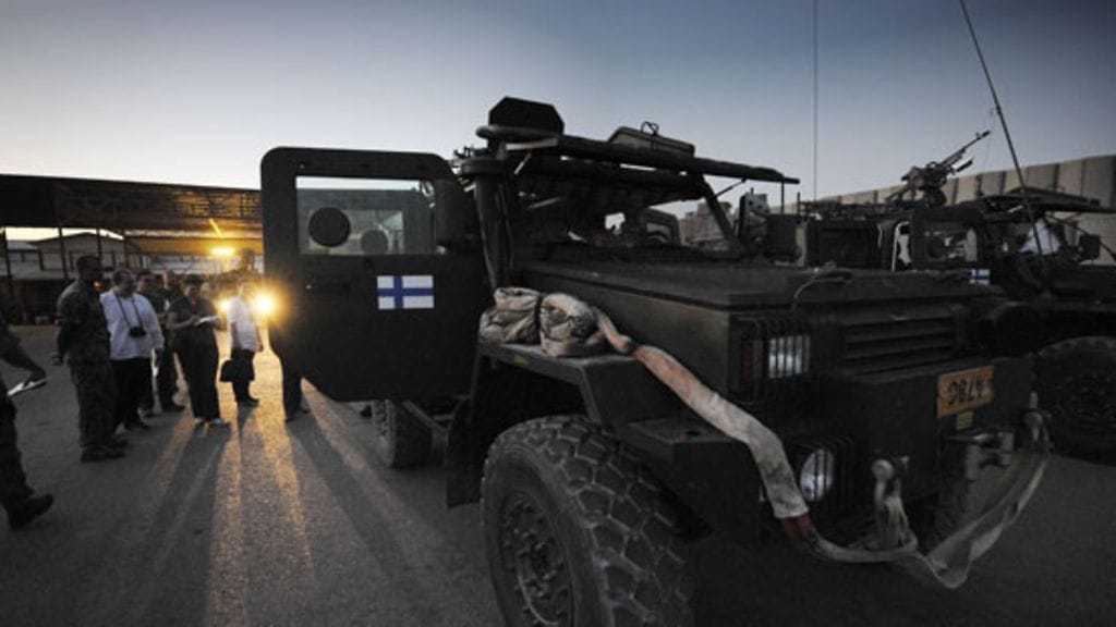 Melko voimakas tienvarsipommi surmasi suomalaissotilaan Afganistanissa. Arkistokuva, kuvan auto tai henkilöt eivät liity uutiseen.