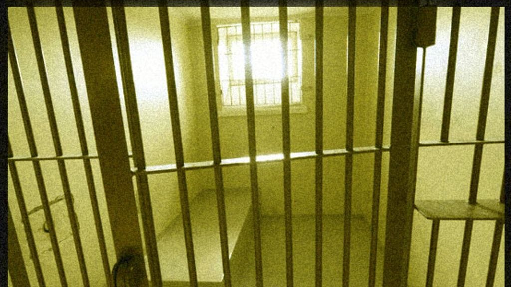 Parivaljakko leikkasi ikkunan kalterit sahalla ja laskeutui sitten maahan lakanoista sidotun köyden avulla. Kuvituskuva.