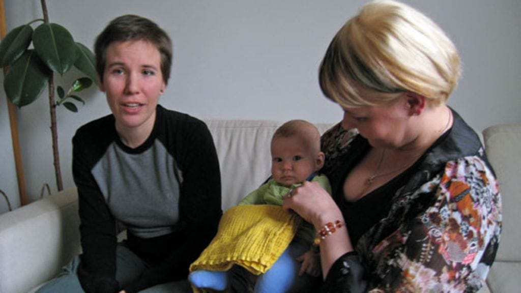 Tina Aspiala (vas.) ja Pia Heikkurinen ihastelevat Aspialan vauvaa.