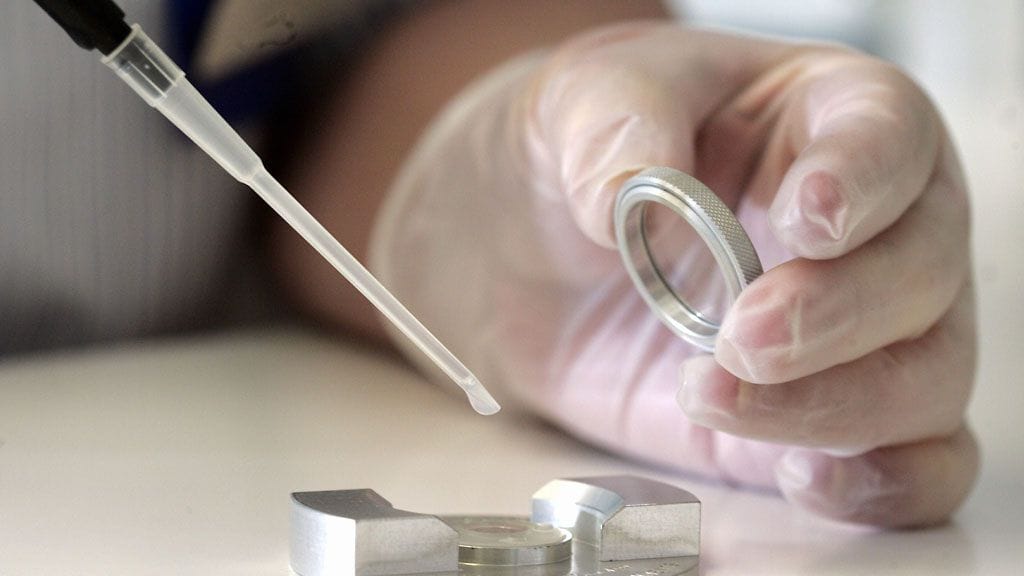 Laboratoriohoitaja ottaa spermanäytettä tutkimusta varten.