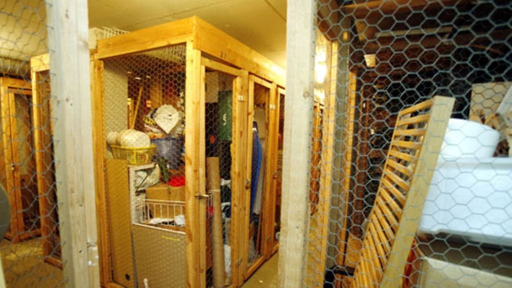 Keravalaisesta kerrostalon häkkivarastosta löytyi savuava yllätys. Kuvituskuva.