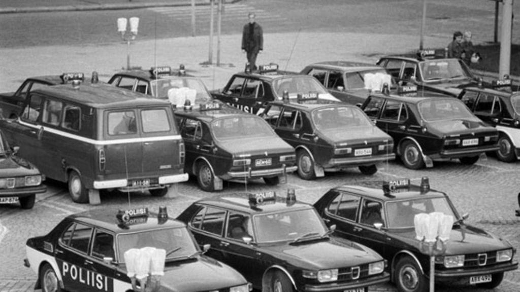 HELSINKI - ETYK - CSCE 1975 : Maaseutupoliisien autoja kaupungilla parkkipaikalla. Poliisi järjestää turvatoimia Euroopan turvallisuus- ja yhteistyökokousta varten heinäkuussa 1975. / Some Finnish police cars has collected to a parking lot before the CSCE 1975 conference in Helsinki July 1975. LEHTIKUVA / ESA PYYSALO