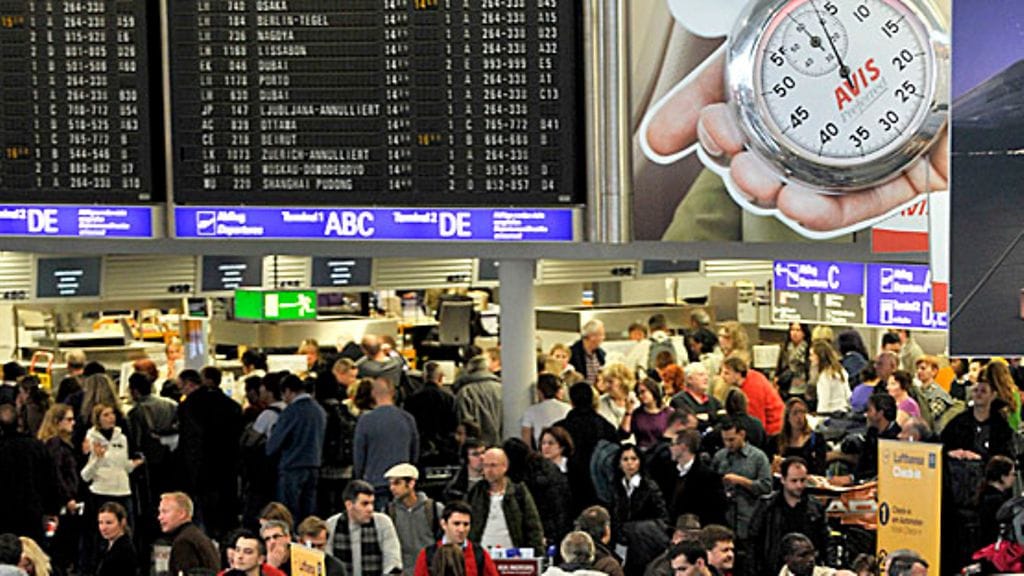 Frankfurtissa on jouduttu perumaan jo satoja lentoja lumikaaoksen vuoksi.