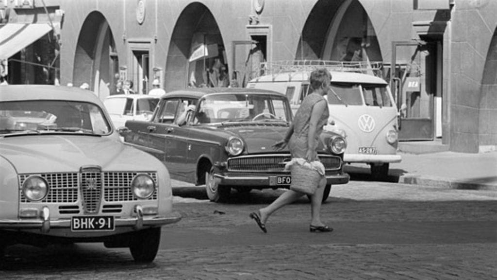 Liikennettä Helsingin keskustassa heinäkuussa 1967. ||| Traffic in the city of Helsinki, July 1967. LEHTIKUVA / HANNU LINDROOS