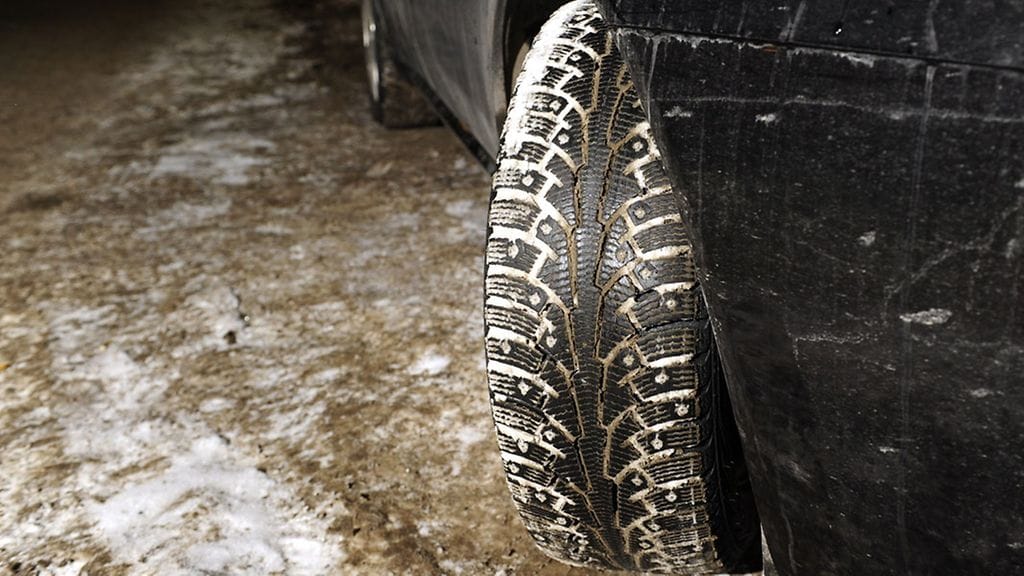 Rengas lumisella kelillä