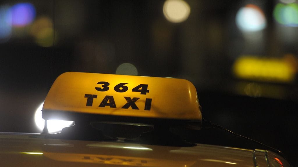 Taksinkuljettaja pystyi ajamaan taksitolpalle, vaikka häntä hakattiin kasvoihin ja rattia yritettiin kääntää.