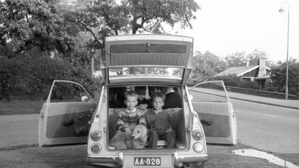Saab on erittäin tilava auto. Siihen mahtuu ainakin seitsemän henkeä ja yksi villakoira vuonna 1963. ||| Seven persons and a dog packed into the Saab car in 1963. LEHTIKUVA