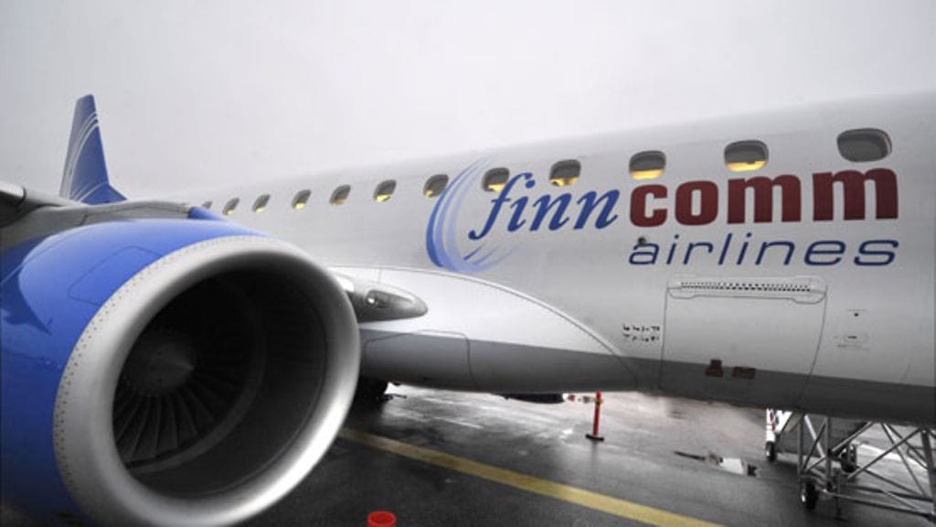 Finncomm Airlinesin Embraer 170 Helsinki-Vantaan lentokentällä.