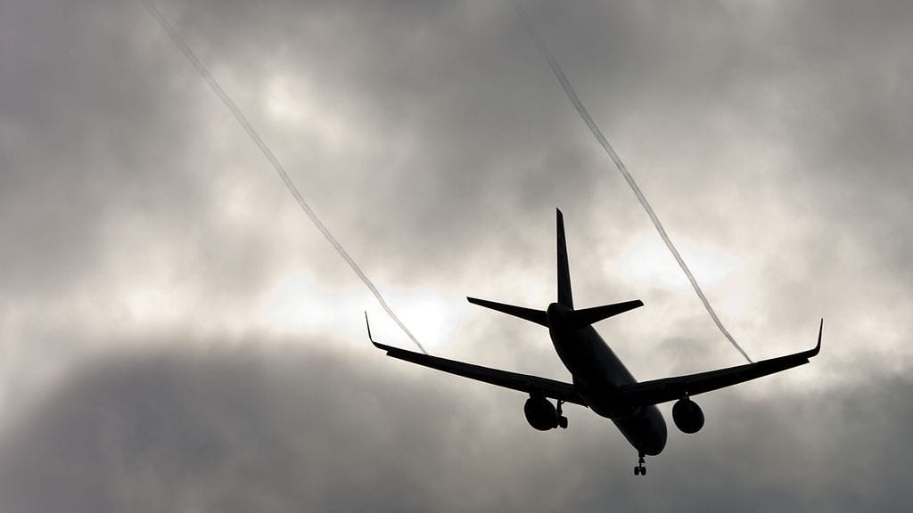 Ennen hätäuloskäynnin oven avaamisyritystä nainen oli silminnäkijän mukaan vaikuttanut epävakaalta. Kuvan lentokone ei liity uutiseen.