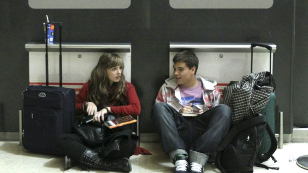 Kaksi matkustajaa odottamassa Madridin Barajasin lentokentällä 3. joulukuuta 2010. Espanjan lennonjohtajien spontaani lakko sotki satojentuhansien matkasuunnitelmat. (EPA)